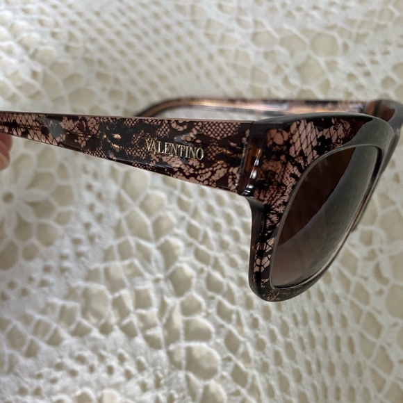 VALENTINO SUNGLASSES - Picture 2 of 8